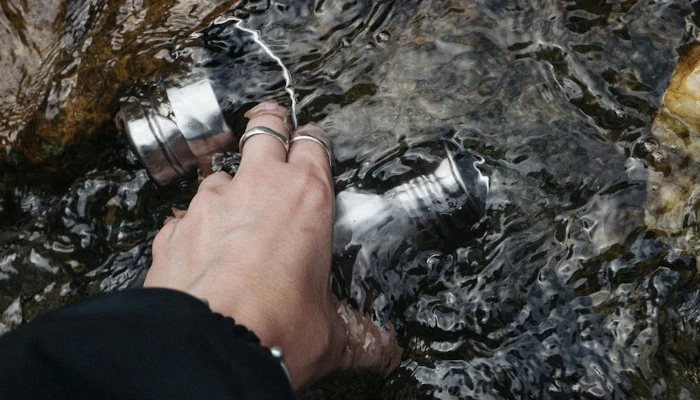 récupération eau de ruisseau dans gourde