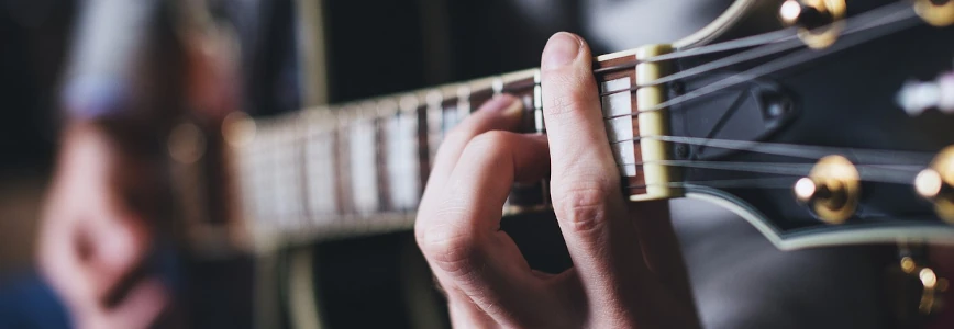 musicien joue de la guitare