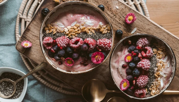 bowl avec graines et fruits