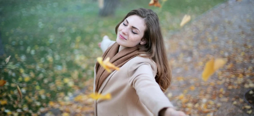 femme détendue et apaisée dans parc