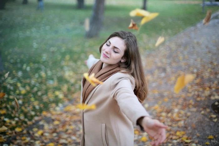 femme détendue et apaisée dans parc