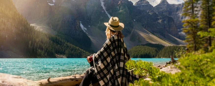 pause calme près d'une rivière et montagnes