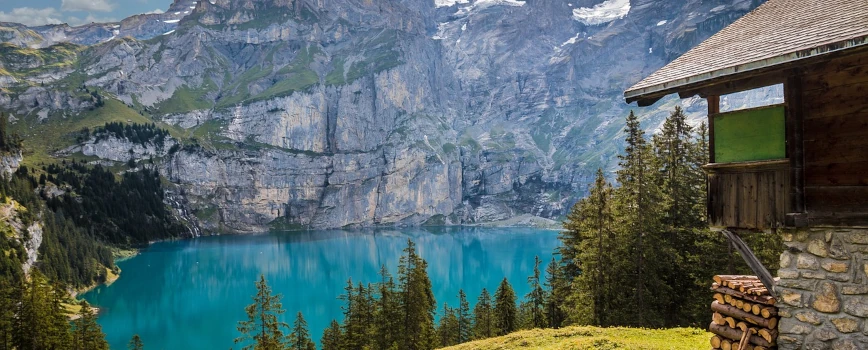 cabane vue sur lac