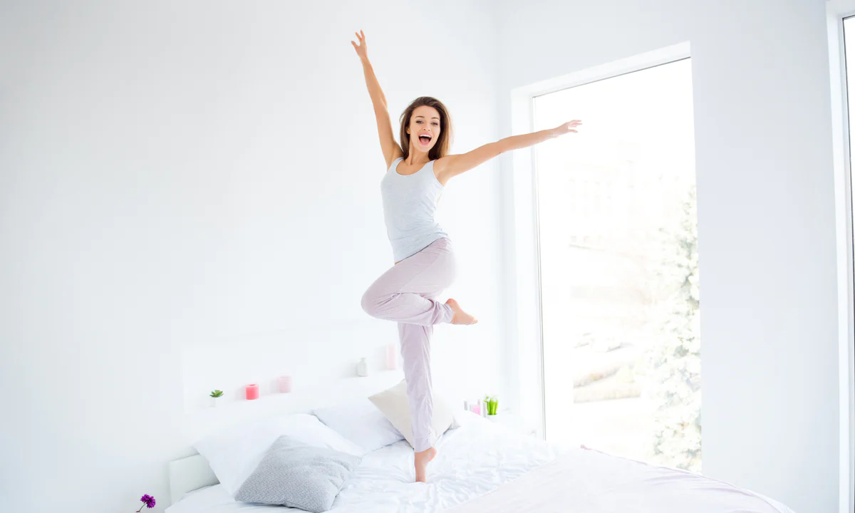 femme en pleine forme sur son lit